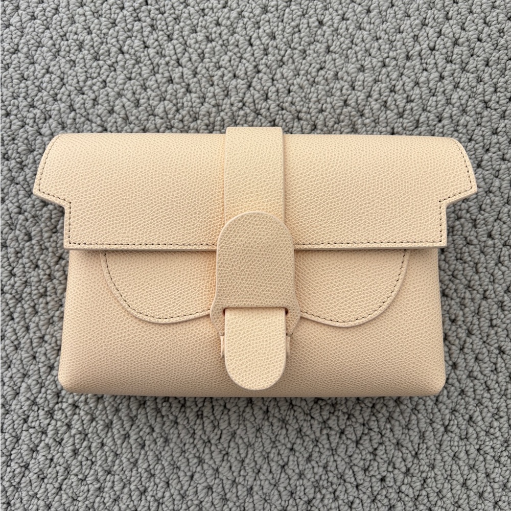 The M.M.LaFleur × SENREVE Aria Belt Bag Pebbled Chablis